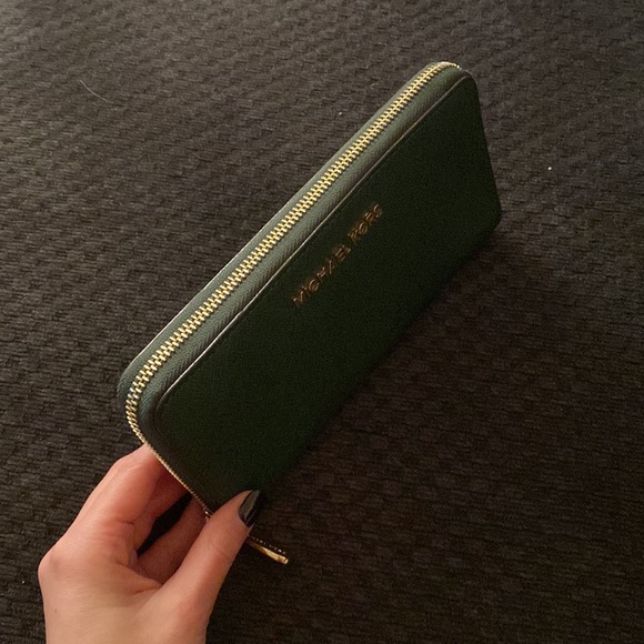 Michael Kors Jet Set Travel Saffiano Leather Quarter Zip Wallet - Picture 5 of 9